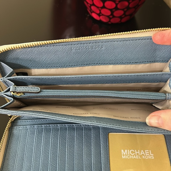 MICHAEL Michael Kors Illustrations Fly Away Travel Continental Wallet - Picture 13 of 16